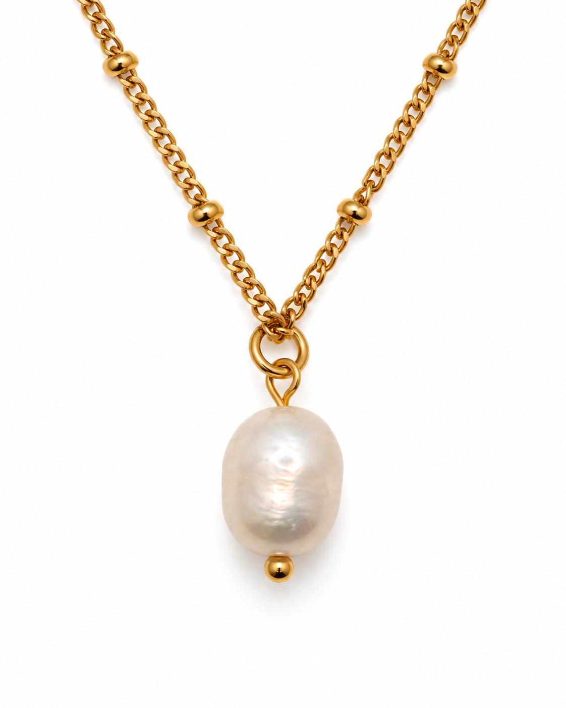 Pearl Pendant Necklace — Detail macro