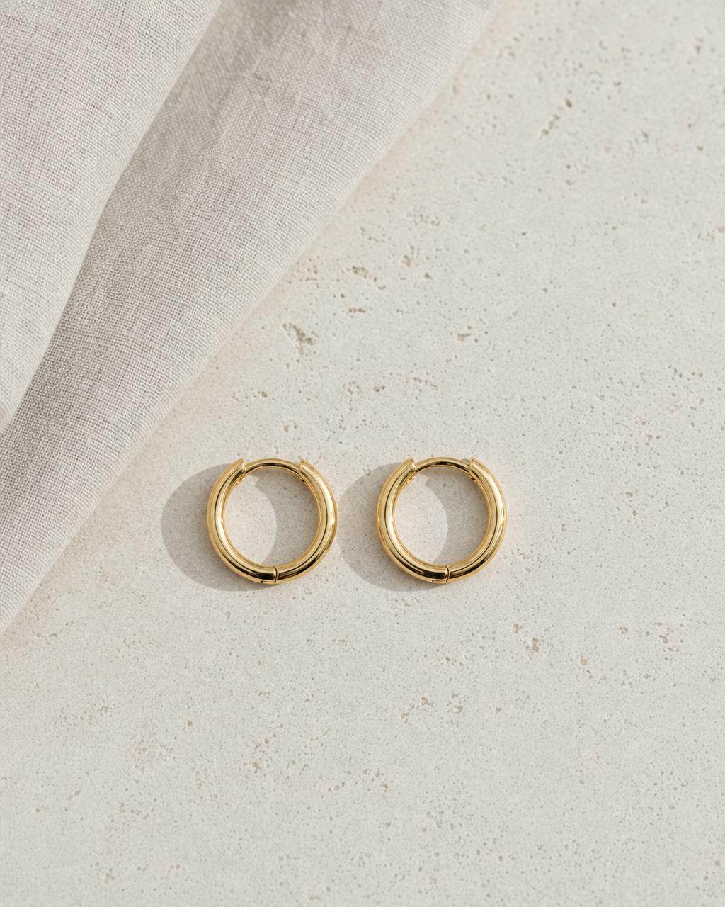 Lune Huggie Hoops Medium — Flat lay