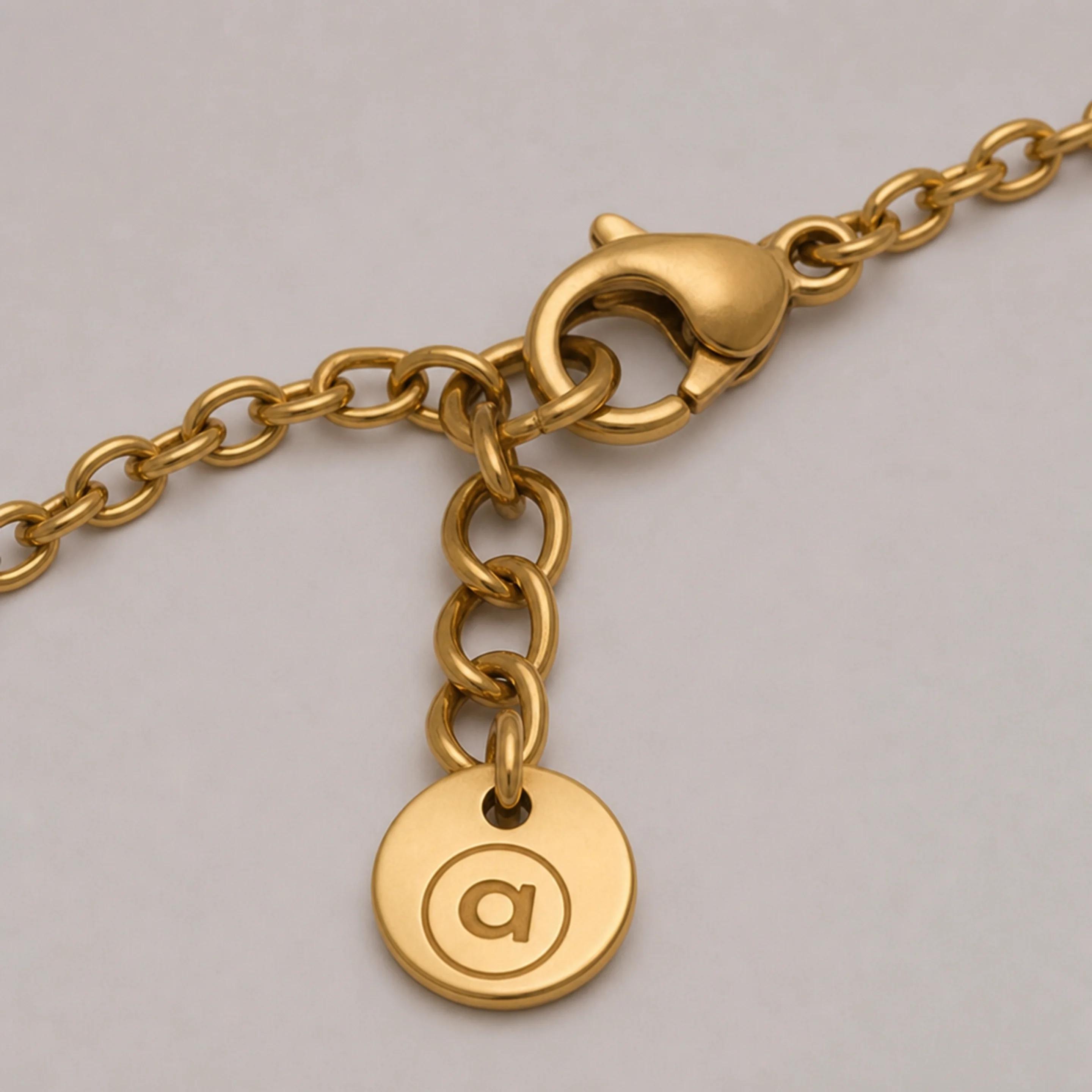 Cable Chain Necklace — Detail macro