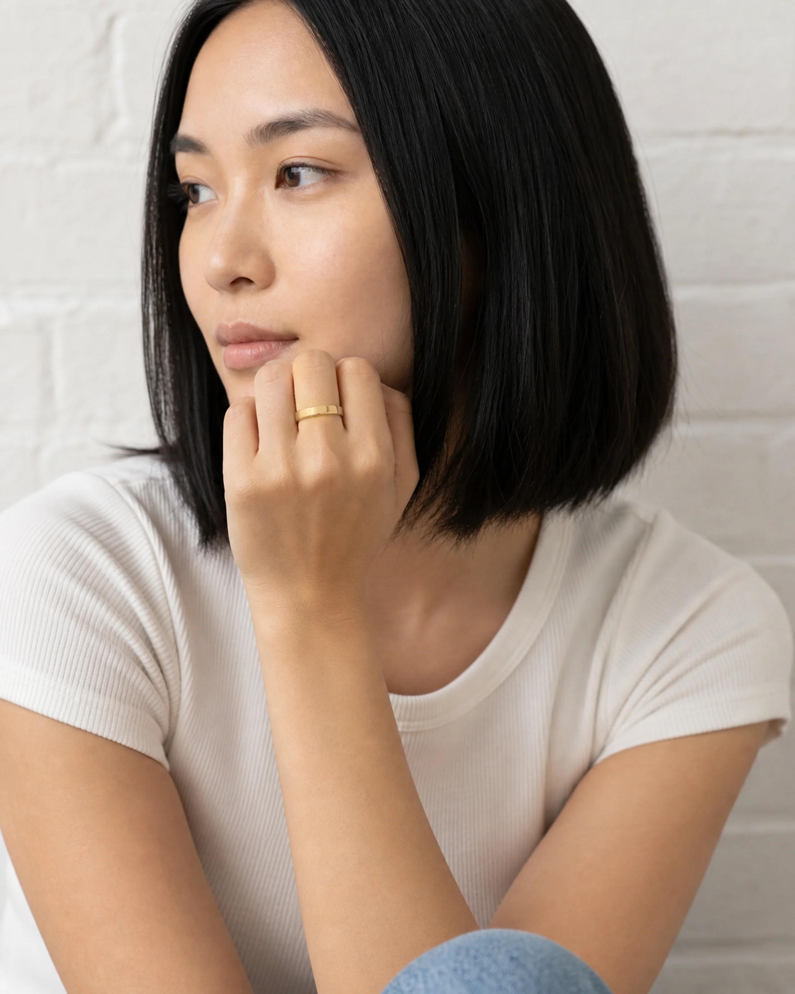 Wren Smooth Band 4mm — Styled model